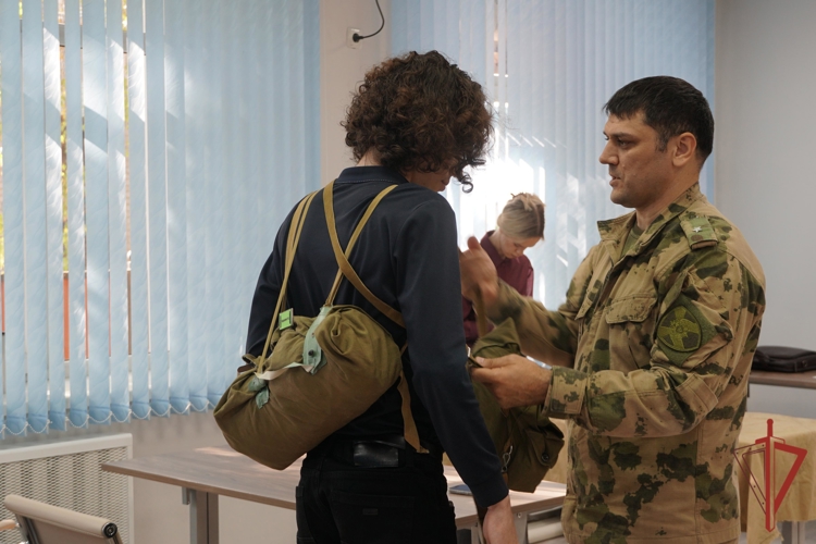Росгвардейцы помогают студентам подготовиться к военно-спортивным соревнованиям «Зарница»