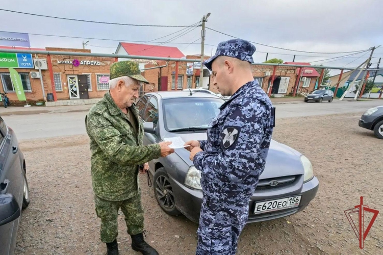 Росгвардейцы в селе Тоцкое рассказали жителям о мерах защиты имущества в рамках акции «Безопасный дом, подъезд, квартира»